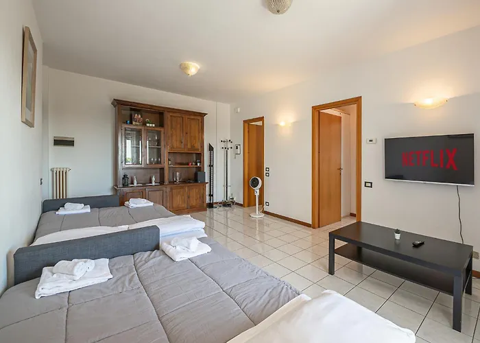 The Airport & The Train Station Apartment *