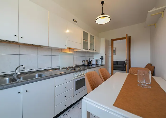 The Airport & The Train Station Daire