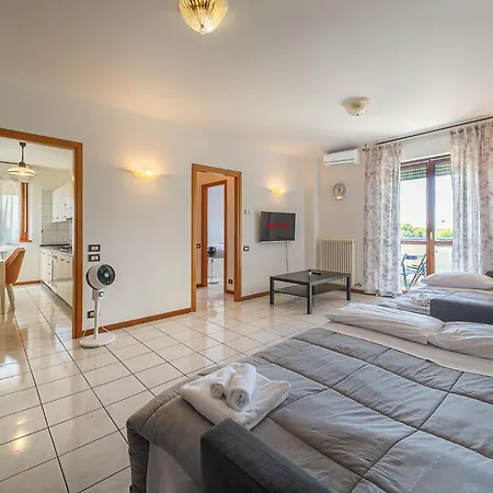 The Airport & The Train Station Апартаменти