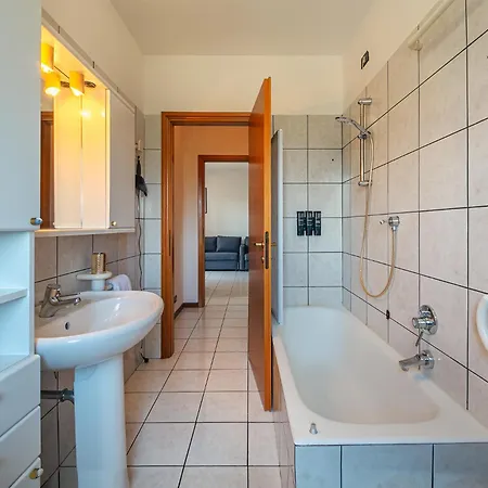 Апартаменти The Airport & The Train Station